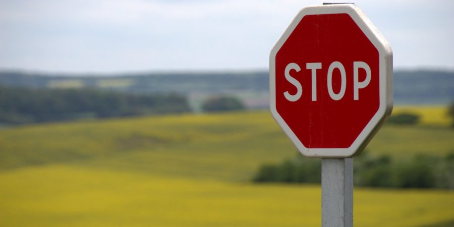 Stopbord in groene omgeving - uitgelichte afbeelding ter illustratie bij 'Blij dat ik niet meer rij'